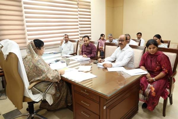 15 Agast Tak Poore Hon Hostel Mess Construction Work : Minister of State Smt Gaur