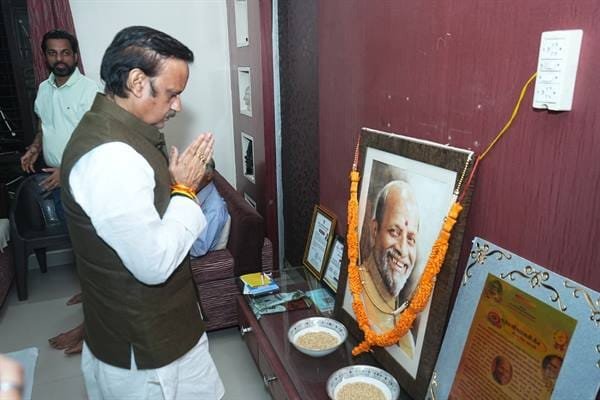 Deputy Chief Minister Shri Rajendra Shukla former Minister Arriving at the residence of Shri Paras Jain, he met the family members and expressed his condolences