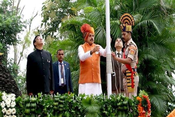 Chief Minister Dr. Yadav hoisted the flag at the Chief Minister’s residence on Independence Day