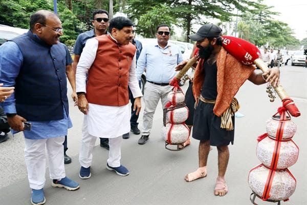 Chief Minister Dr. Yadav met Kafila Rookwalker Kawad Yatri in Indore