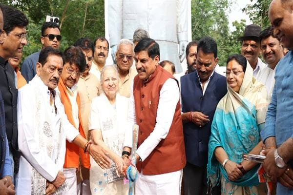 Chief Minister Dr. Yadav himself. Bhoomipujan was done to install a 25 feet high statue of Shri Atal Bihari Vajpayee