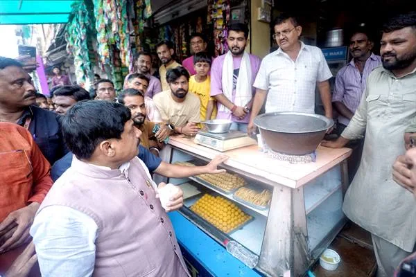 Chief Minister Dr. Yadav held discussions with citizens and small businessmen in Tikamgarh