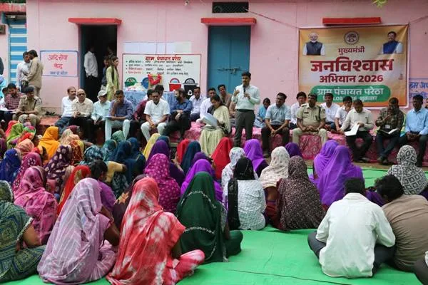 The Gram Panchayat reached Paretha on the second Friday of the “Mukhari Mantri Jan Vishwas Abhiyaan” where the administration directly communicated with the villagers, informed about the schemes and gave instructions to solve the problems immediately.