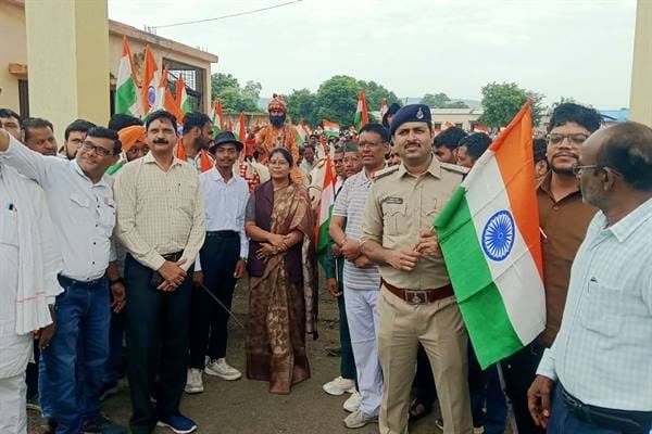 Tricolor Yatra organized in Khaknar region with the message of “Har Ghar Tiranga Abhiyan” People’s representatives, officers, citizens and students made a human chain of participation to spread the purpose of “Har Ghar Tiranga Abhiyan” to the people Rally and Essay Competition in College