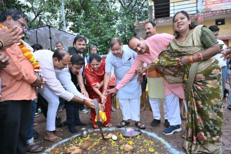 Mayor Meenal Chaubey fulfilled a promise made to the wrestlers of the Maa Danteshwari Temple Akhada (traditional wrestling arena) on the occasion of Nag Panchami; delighted, the wrestlers extended their heartfelt thanks to MLA Sunil Soni and Mayor Meenal.