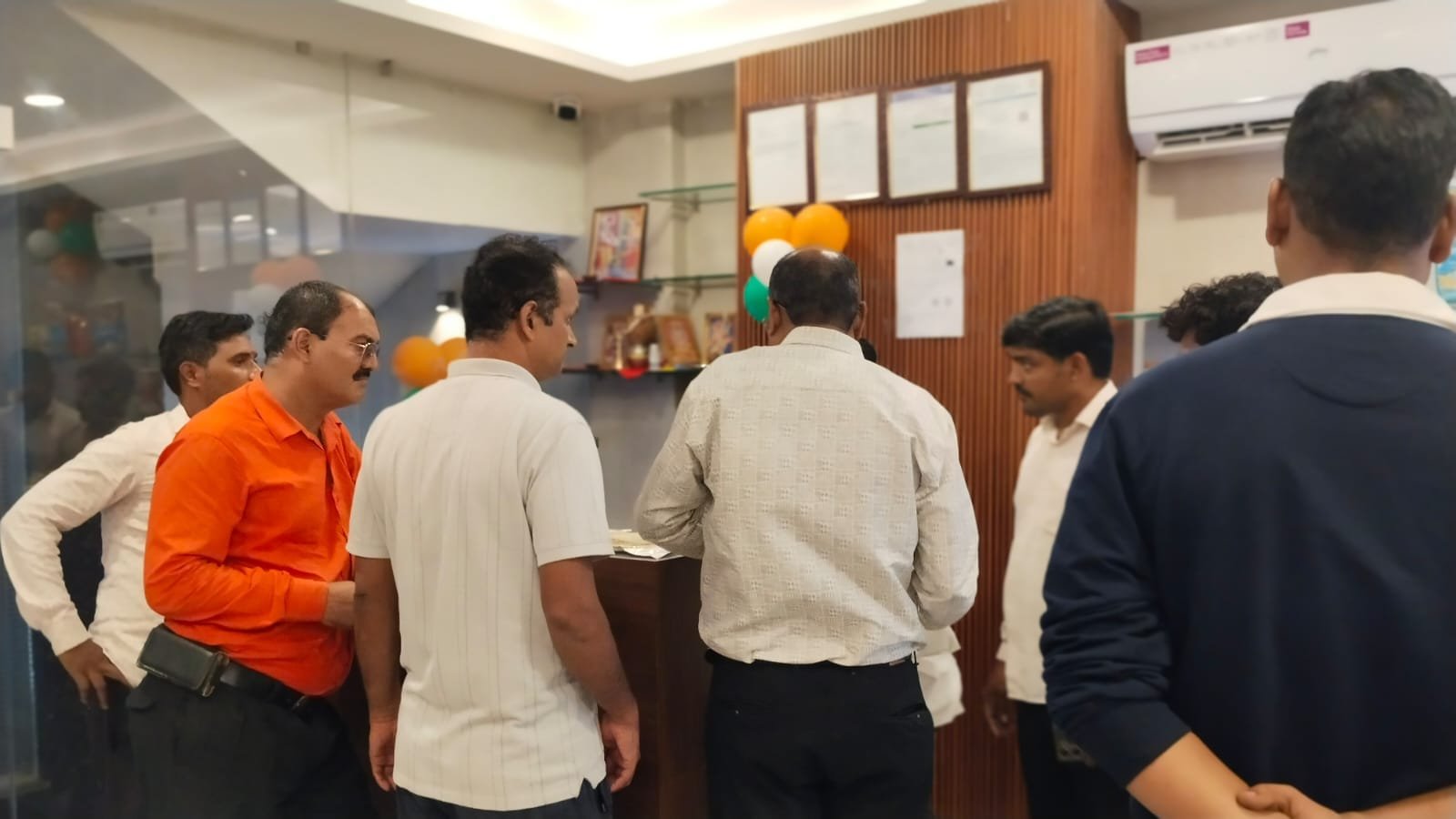 Raipur Municipal Corporation Zone 2 Health Department Imposes E-Fines Totaling ₹54,750 on 52 Shop and Hotel Operators for Violations on Railway Station Road