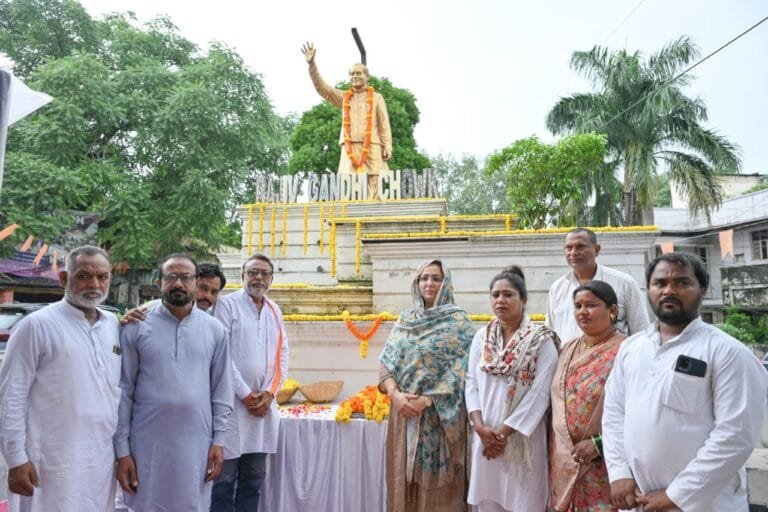 Dignitaries, including Councilor Smt. Arjuman Dhebar, paid respectful tribute to the former Prime Minister of the Republic of India, Bharat Ratna Rajiv Gandhi, at his statue site at Rajiv Gandhi Chowk on his 82nd birth anniversary.