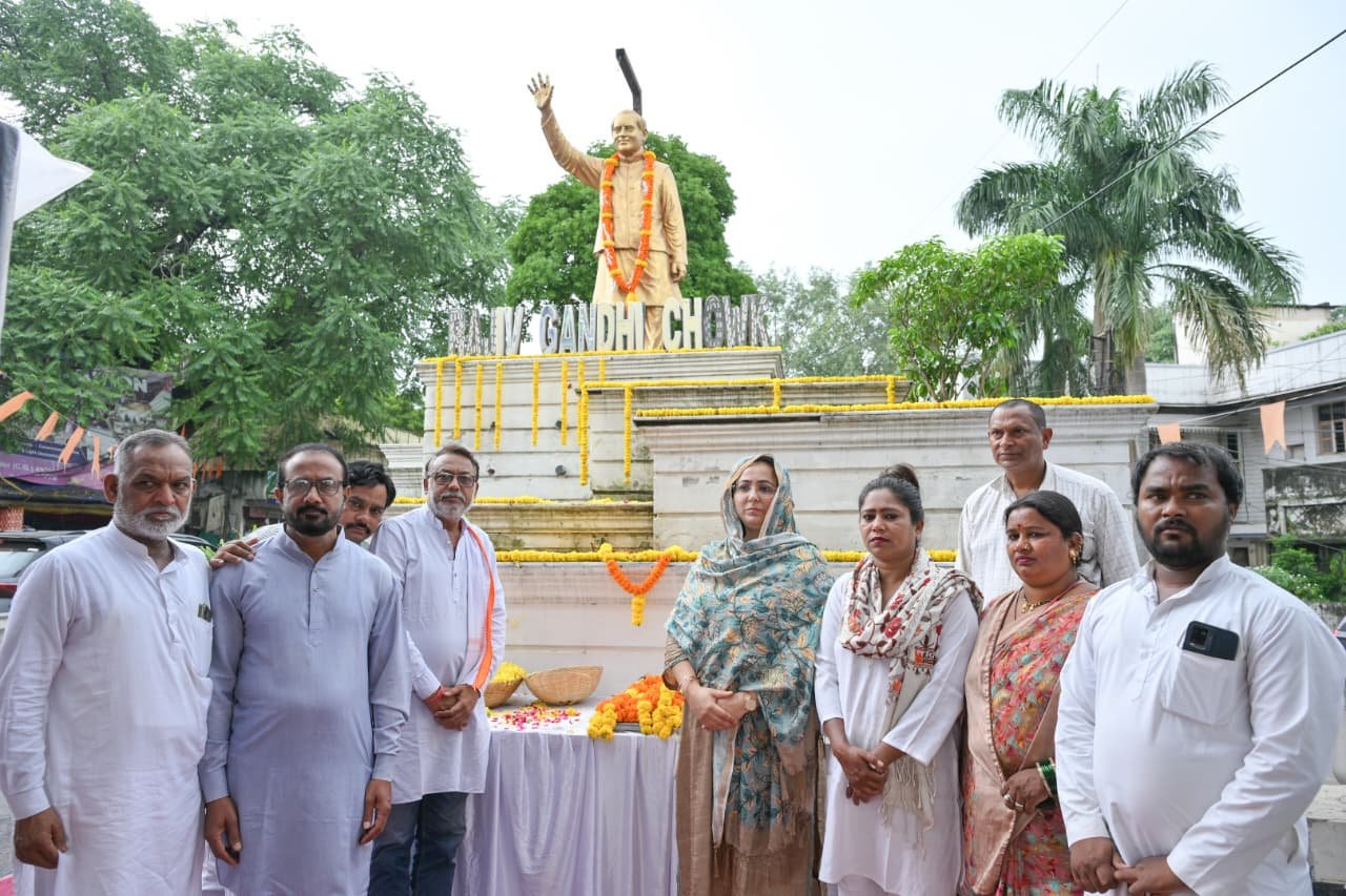 Dignitaries, including Councilor Smt. Arjuman Dhebar, paid respectful tribute to the former Prime Minister of the Republic of India, Bharat Ratna Rajiv Gandhi, at his statue site at Rajiv Gandhi Chowk on his 82nd birth anniversary.