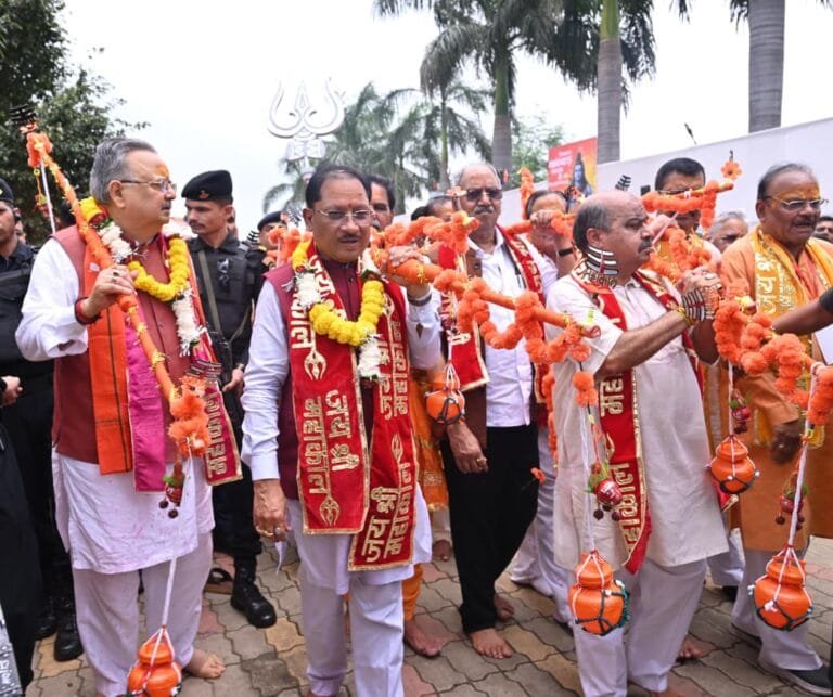 Chief Minister Shri Vishnu Deo Sai performed Rudrabhishek of Lord Shiva and prayed for the happiness, prosperity and well-being of the people of the state