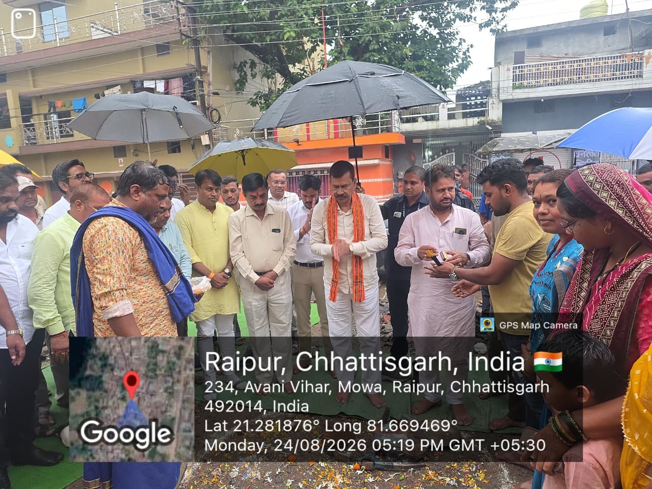 Raipur Rural MLA Motilal Sahu gifted a wonderful facility to the citizens by performing the Bhoomi Pujan (ground-breaking ceremony) for the construction of a new open-air stage near the Gram Panchayat building in the Daldalsivni area (Ward 7, Municipal Corporation Zone 9), accompanied by MIC member Khem Kumar Sen, Councilors Mohan Sahu and Devdutt Dwivedi, and local residents.