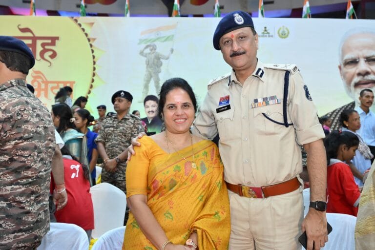 Mayor Meenal Chaubey ties Rakhi to Raipur Police Commissioner Dr. Sanjeev Shukla at the ‘Sneh Ki Dor: Vishnu Bhaiya Mor’ event
