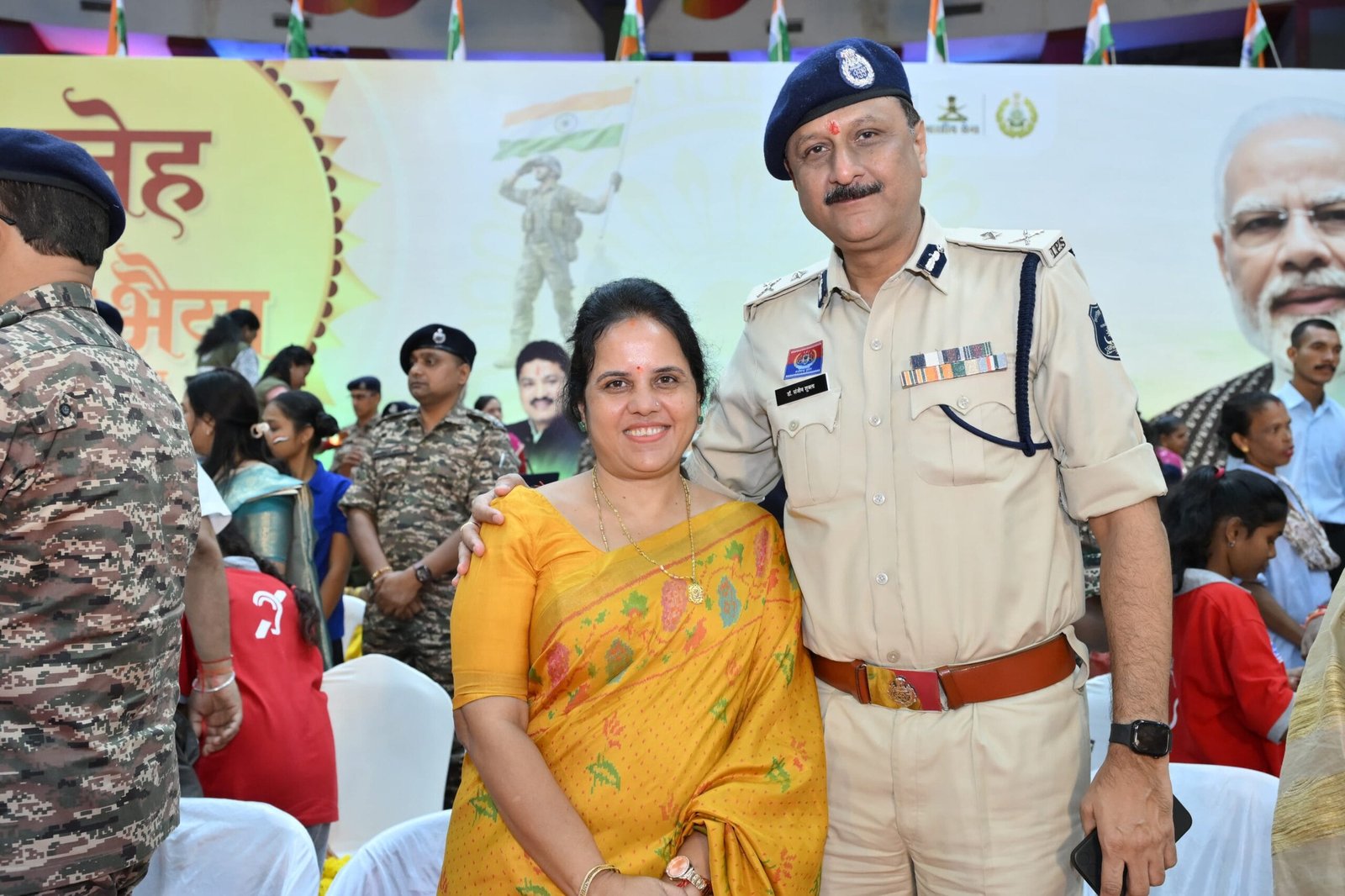 Mayor Meenal Chaubey ties Rakhi to Raipur Police Commissioner Dr. Sanjeev Shukla at the ‘Sneh Ki Dor: Vishnu Bhaiya Mor’ event