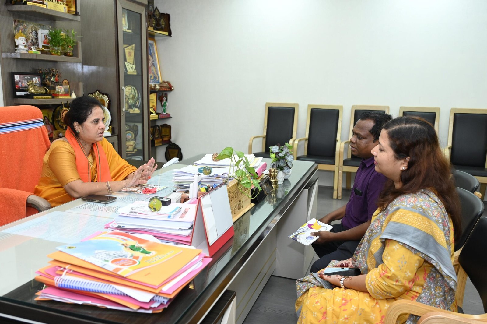 Mayor Meenal Chaubey takes a tough stance on the unauthorized installation of decorative arches at Jayastambh Chowk and an illegal gate on the main road