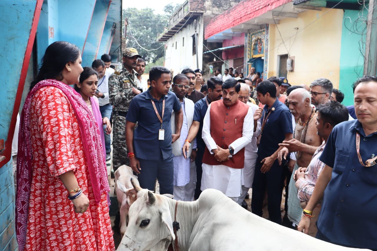 After reviewing the situation at night, CM Dr. Yadav reached the flood victims at daybreak and distributed relief materials.