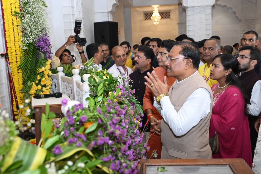 After having darshan of Lord Krishna and Radharani, the Chief Minister performed Shankha Abhishek, praying for the happiness, prosperity and well-being of the people of the state.