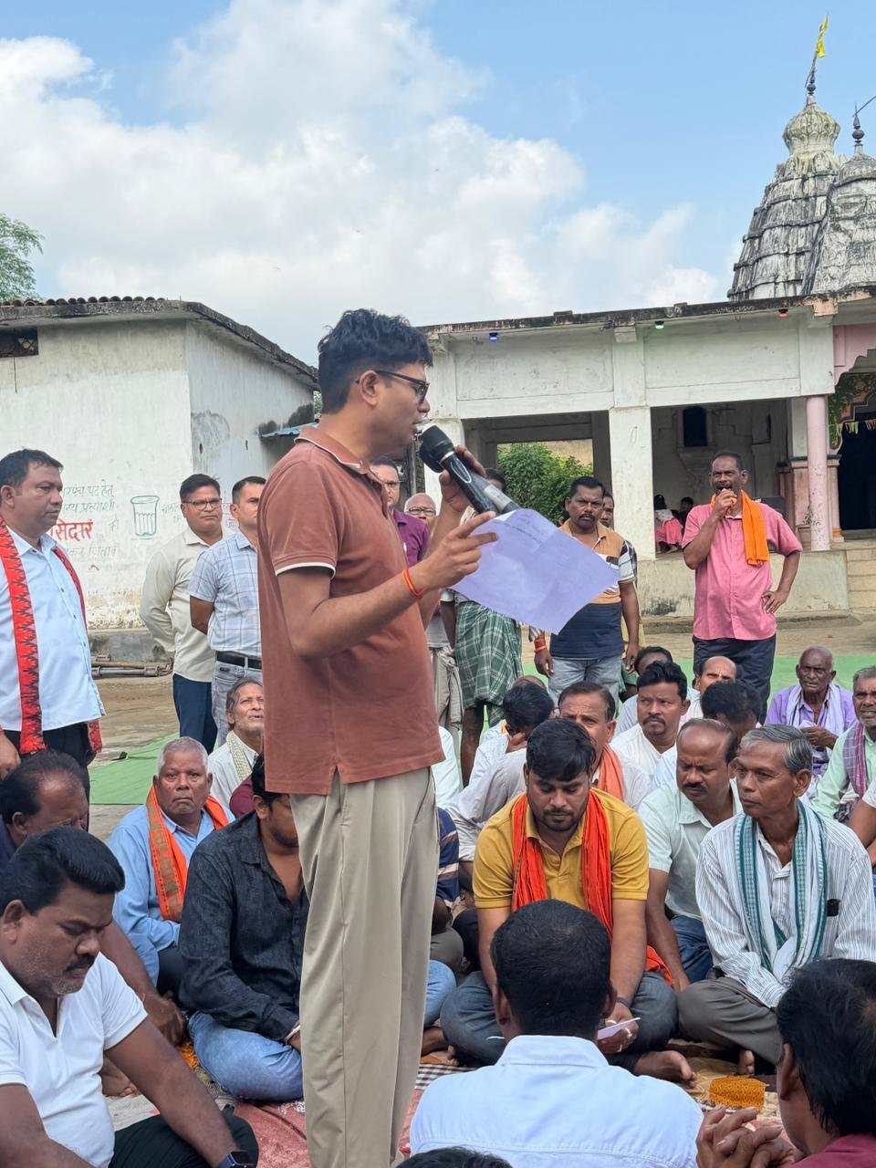 Finance Minister Shri O.P. Choudhary held cordial conversation with the villagers in village Sakraboga.