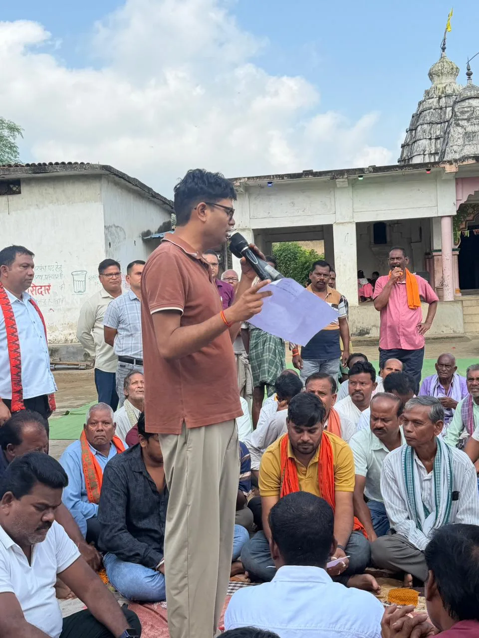 Finance Minister Shri O.P. Choudhary held cordial conversation with the villagers in village Sakraboga.