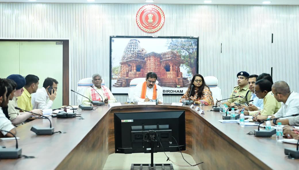 Deputy Chief Minister Shri Vijay Sharma held a meeting of cow protectors and officials in Kabirdham.