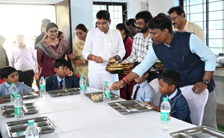  A strong attack on malnutrition: More than 13,000 schoolchildren in Narayanpur will now receive a free nutritious breakfast daily.