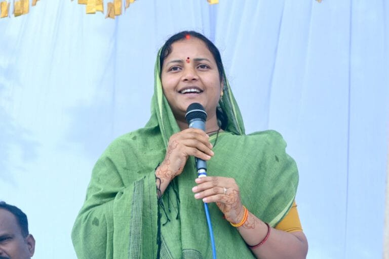  Minister Smt. Laxmi Rajwade gave the gift of road development works worth more than Rs 34 crore in Bhaiyathan area.
