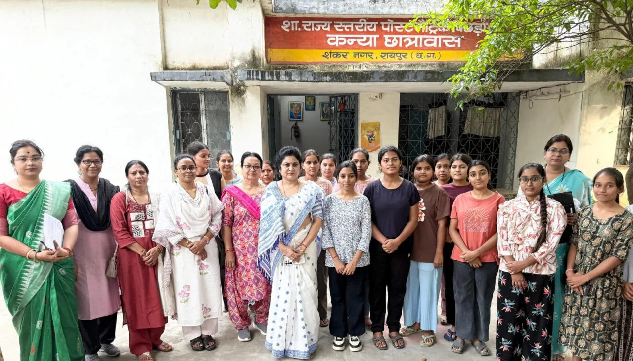 State Women Commission Chairperson Dr. Mamta Sahu conducted a surprise inspection of the girls’ hostel.