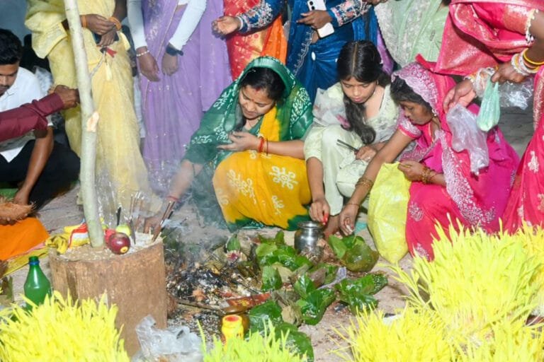 Minister Smt. Laxmi Rajwade participated in Karma Puja, gave the message of conservation of nature, culture and folk traditions.