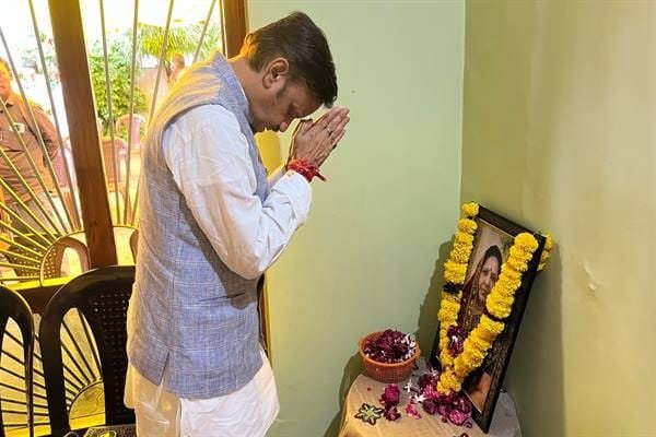 Deputy Chief Minister Shri Shukla reached Bankhedi and paid tribute to late Mrs. Gohal