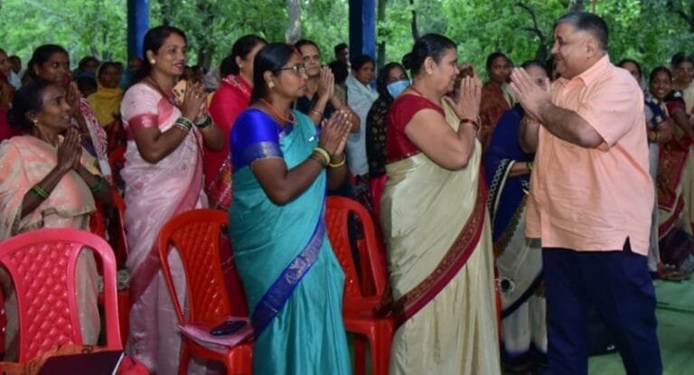 Tourism and Culture Minister Engages in Heartfelt Interaction with Mitanin Sisters in Ramgarh; Inquires About Challenges and Needs