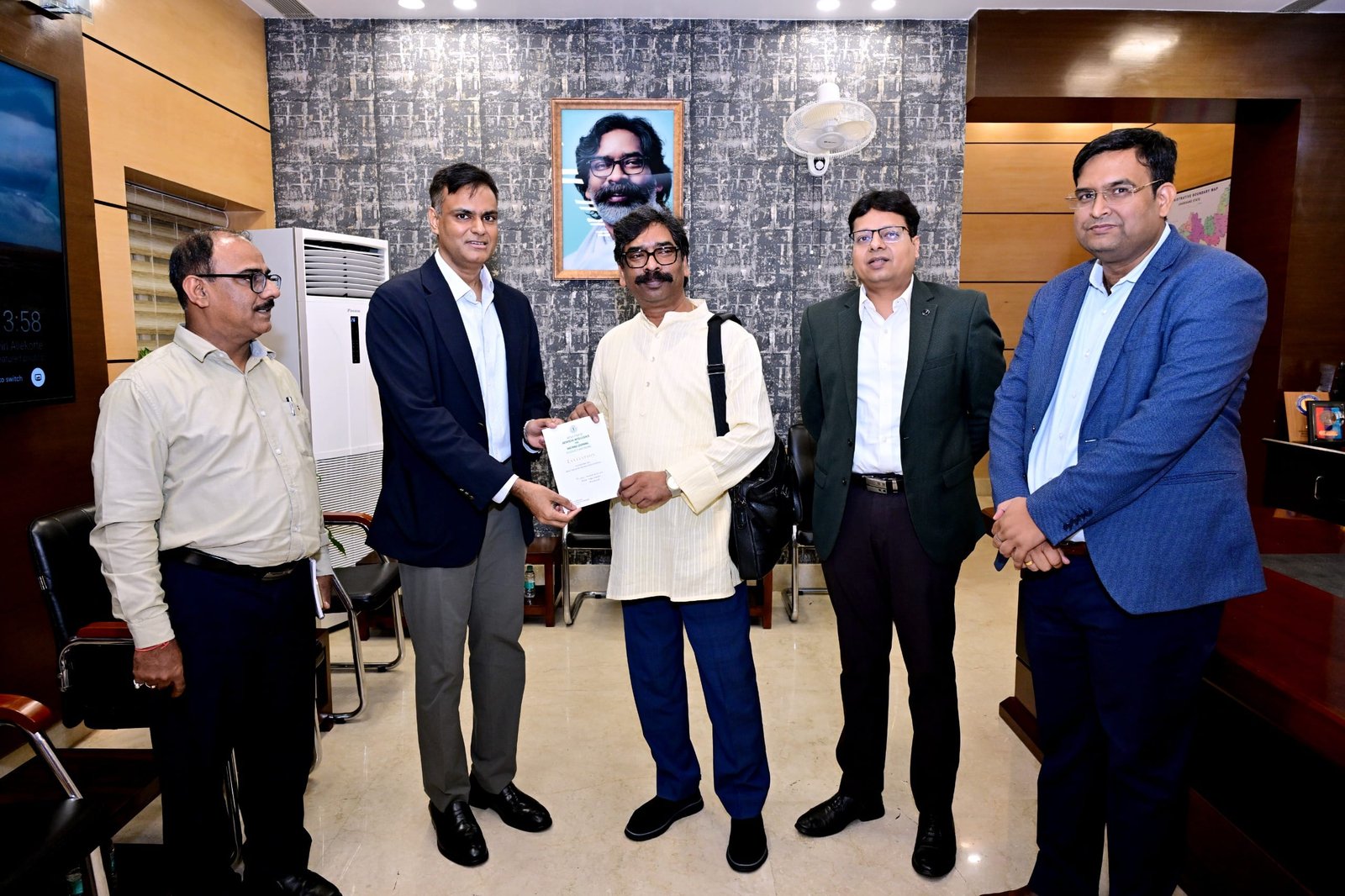 Mr. Arva Rajkamal, Secretary of the Department of Mines and Geology, paid a courtesy call on Chief Minister Mr. Hemant Soren.