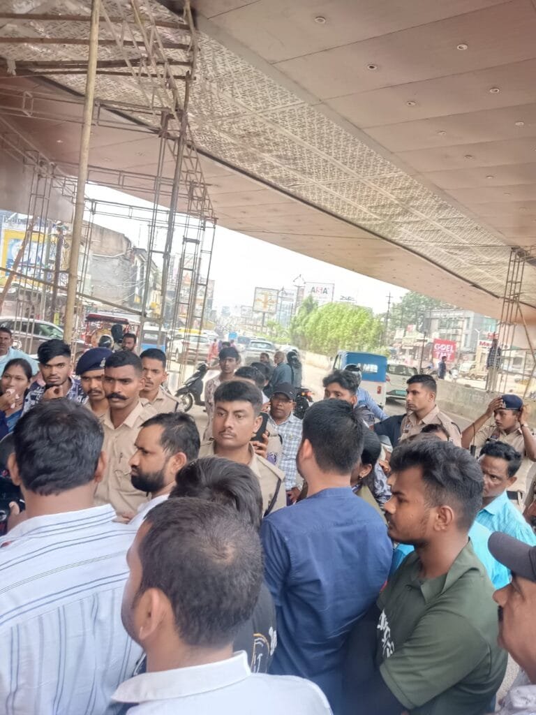Upon receiving information that Shri Ganesh pandals were being erected on the road near the Telibandha Overbridge and the Telibandha Jaitkhamb (within the Municipal Corporation Zone 3 area), Zone 3 Commissioner Smt. Preeti Singh and other officials visited the sites. They held discussions with the office-bearers of the Shri Ganesh committees, advised them against setting up pandals on the road, and instructed them to obtain the necessary permissions and adhere to the rules and directives issued by the state government.