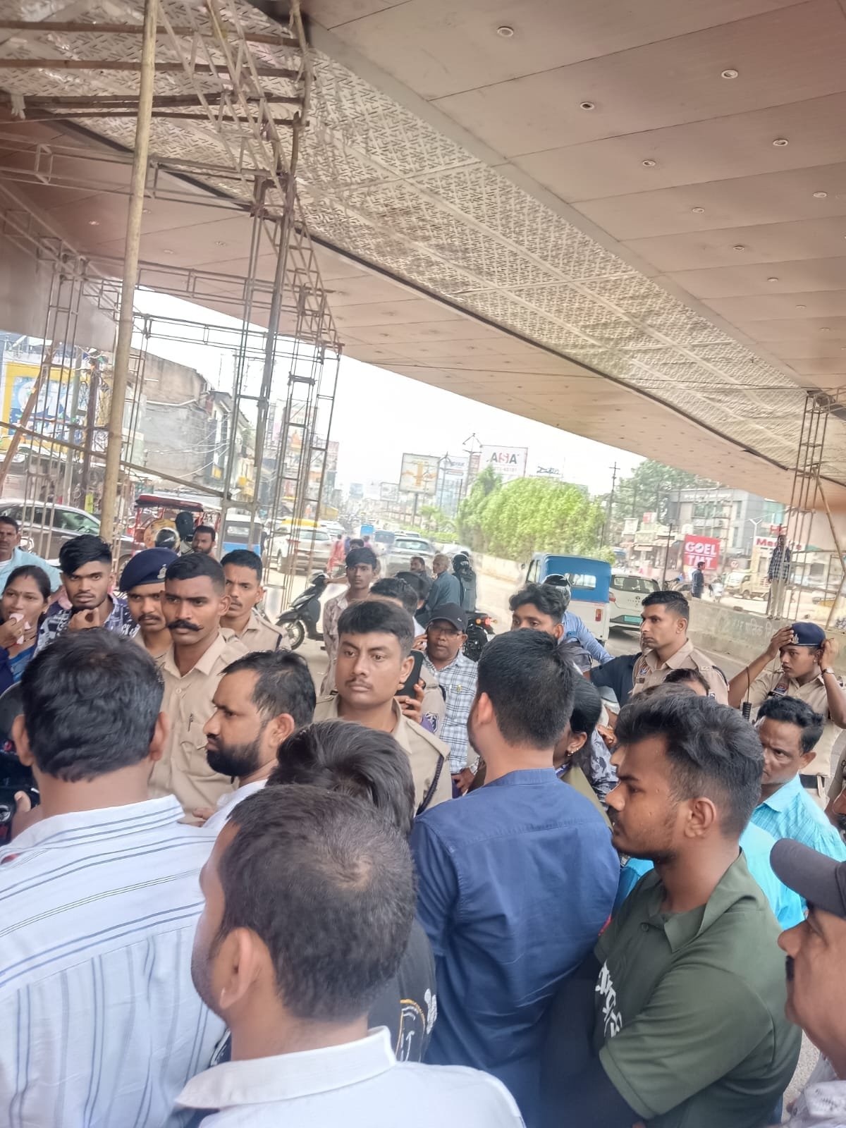 Upon receiving information that Shri Ganesh pandals were being erected on the road near the Telibandha Overbridge and the Telibandha Jaitkhamb (within the Municipal Corporation Zone 3 area), Zone 3 Commissioner Smt. Preeti Singh and other officials visited the sites. They held discussions with the office-bearers of the Shri Ganesh committees, advised them against setting up pandals on the road, and instructed them to obtain the necessary permissions and adhere to the rules and directives issued by the state government.