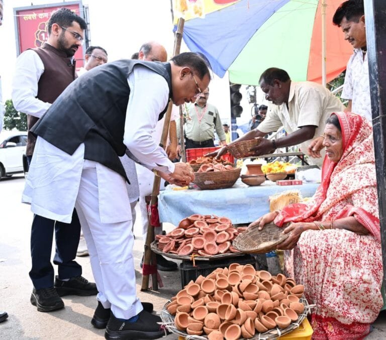 Chief Minister Vishnu Deo Sai makes a surprise visit to a roadside stall; buys an ‘Aashirwad ka Diya’ (Lamp of Blessing) from Meera
