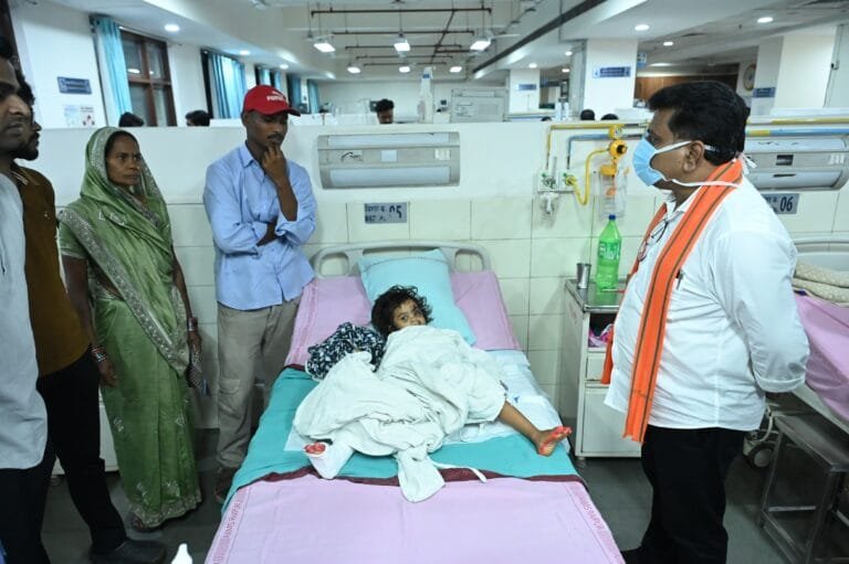 Deputy Chief Minister Shri Vijay Sharma Meets Victims of Maharashtra Road Accident at AIIMS Raipur