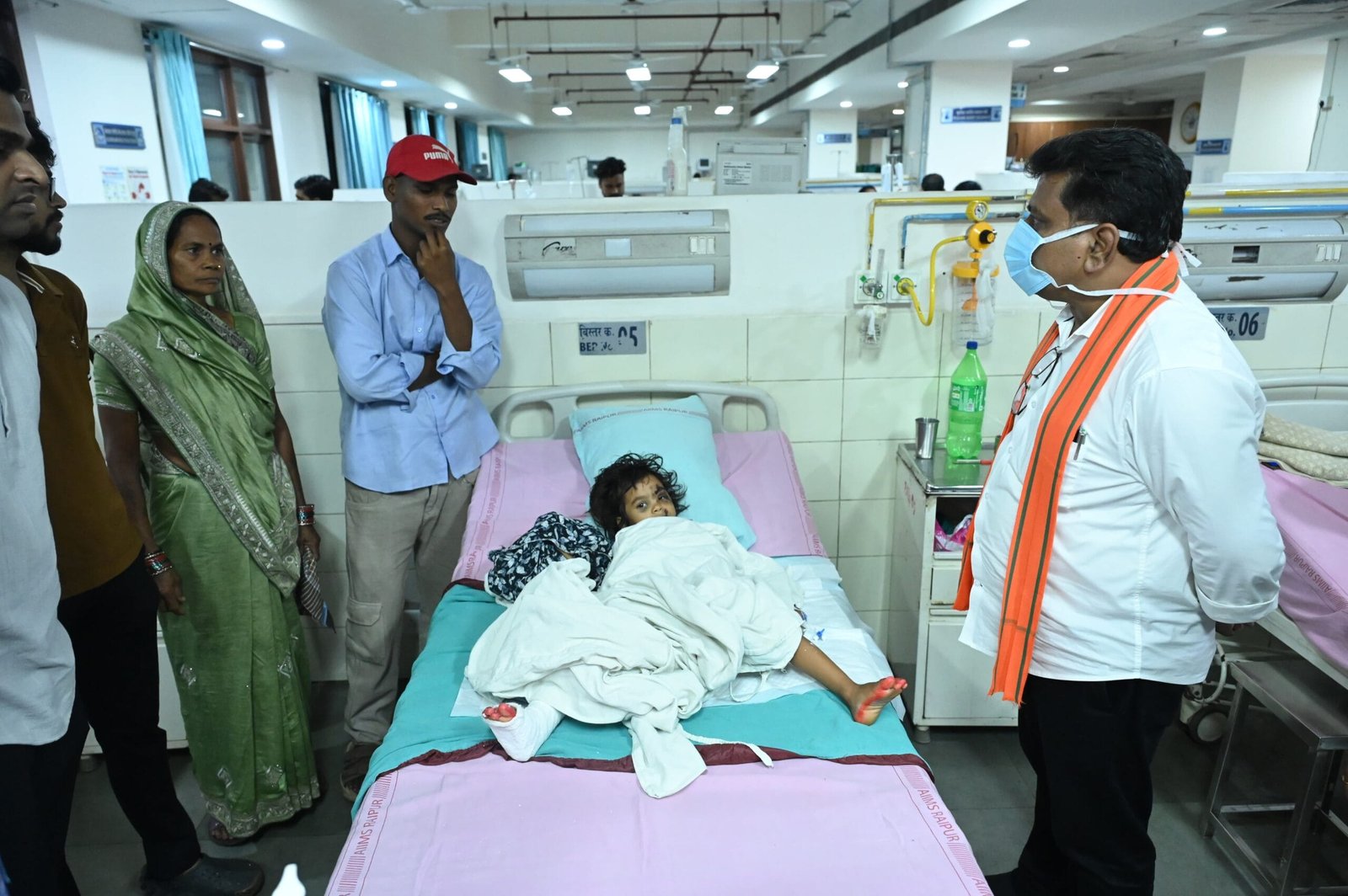 Deputy Chief Minister Shri Vijay Sharma Meets Victims of Maharashtra Road Accident at AIIMS Raipur
