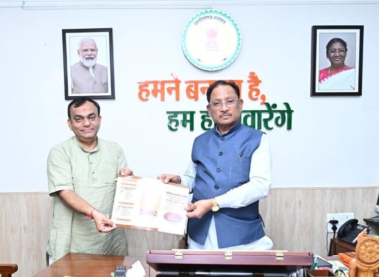 Chairman of the Official Language Commission, Shri Prabhat Mishra, meets Chief Minister Shri Vishnu Deo Sai