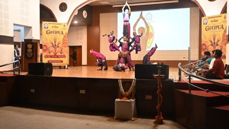 Enchanting Performance of ‘Gotipua’ Dance under the Joint Aegis of South East Central Railway Cultural Association and SPIC MACAY