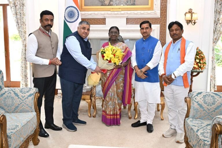 President accepts invitation from Chief Minister Vishnu Deo Sai to attend the Muria Darbar of Bastar Dussehra