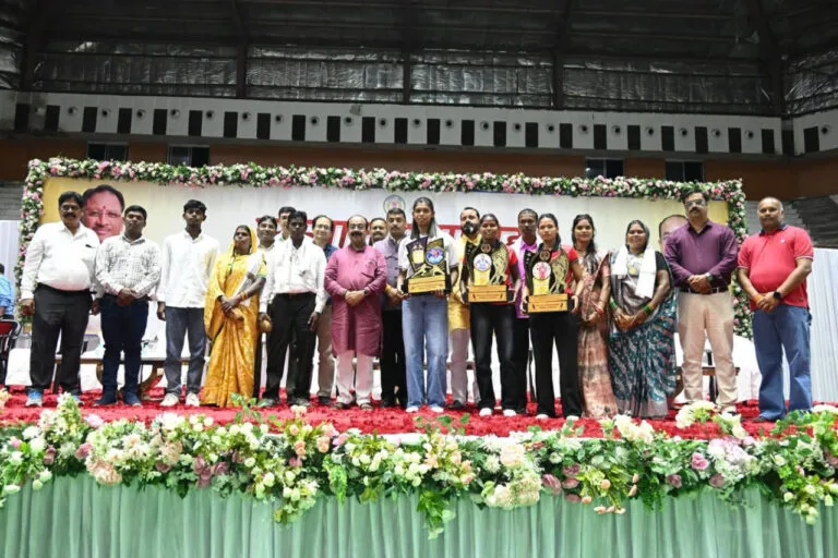 Deputy Chief Minister Shri Arun Sao honored the international medal winning players of Bahtarai Sports Academy and boosted their morale.