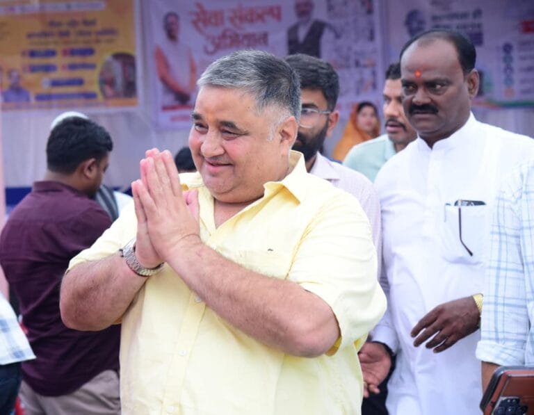  Honor of service, respect of sanitation workers: Tourism and Culture Minister Shri Rajesh Aggarwal expressed his gratitude by giving gift and citation.