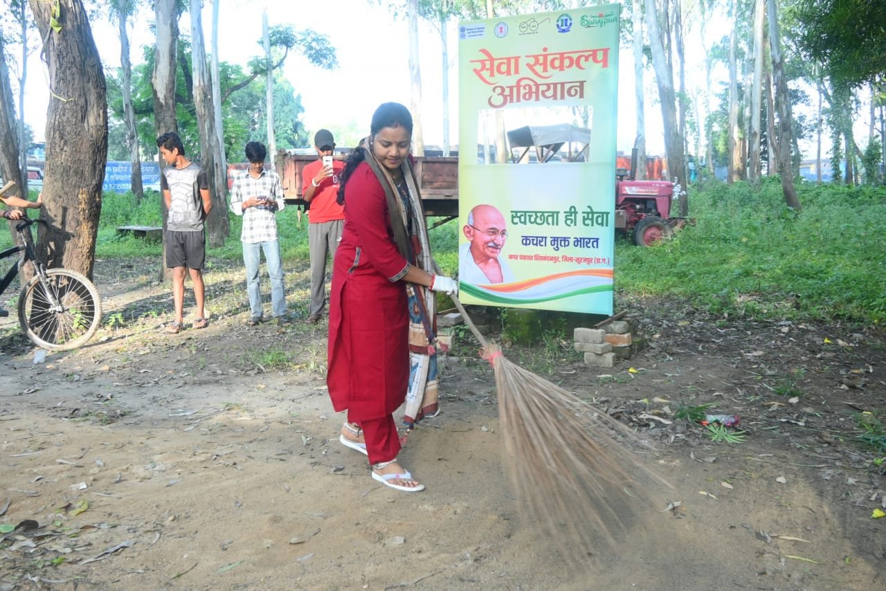 Minister Laxmi Rajwade took part in the Seva Sankalp with a broom and raised awareness about cleanliness through voluntary labour.