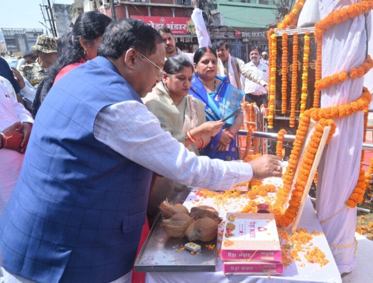  On Gandhi Jayanti, Minister in-charge Ramvichar Netam paid homage to Mahatma Gandhi and Lal Bahadur Shastri in Manendragarh.