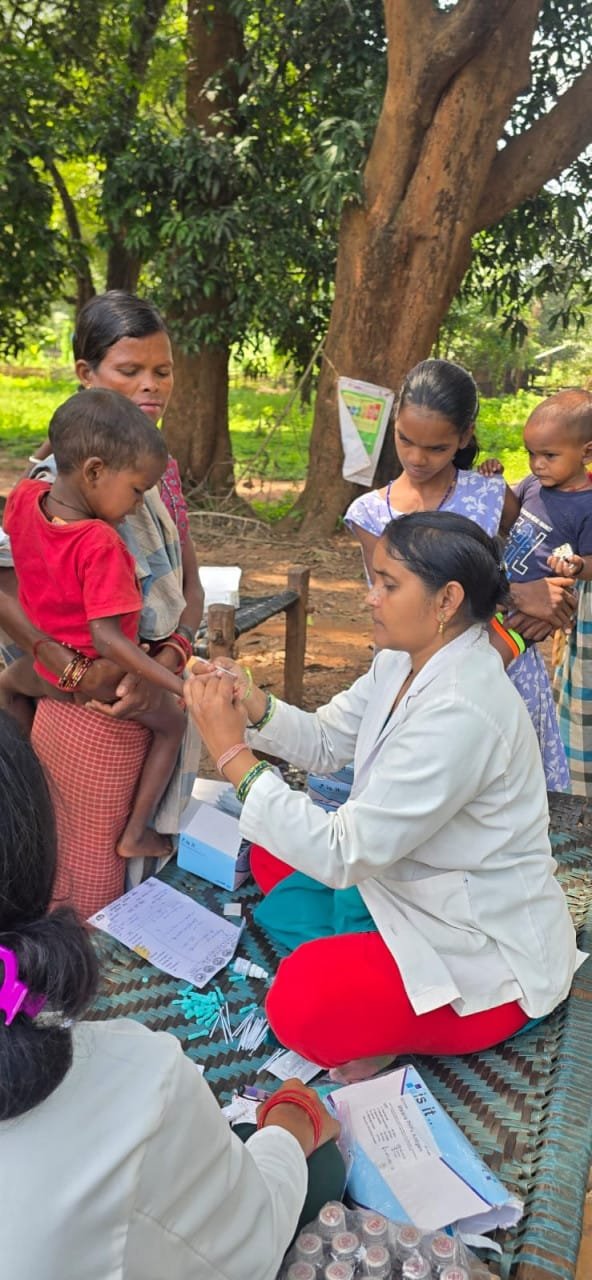 Health team walks 8 km to reach Bengpal, tree’s shade becomes hospital