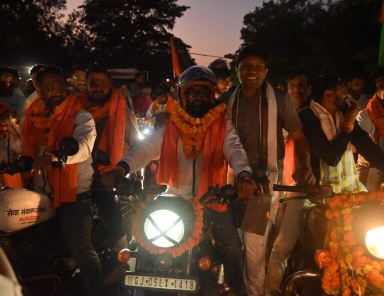 Bike rally arrived with the message of 25 years of serving the nation through public service, Health and Agriculture Minister gave a grand welcome.