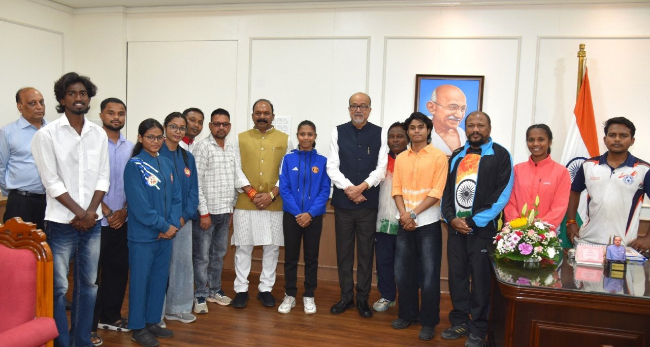 Outstanding sportspersons of the state paid a courtesy visit to Governor Shri Ramen Deka.
