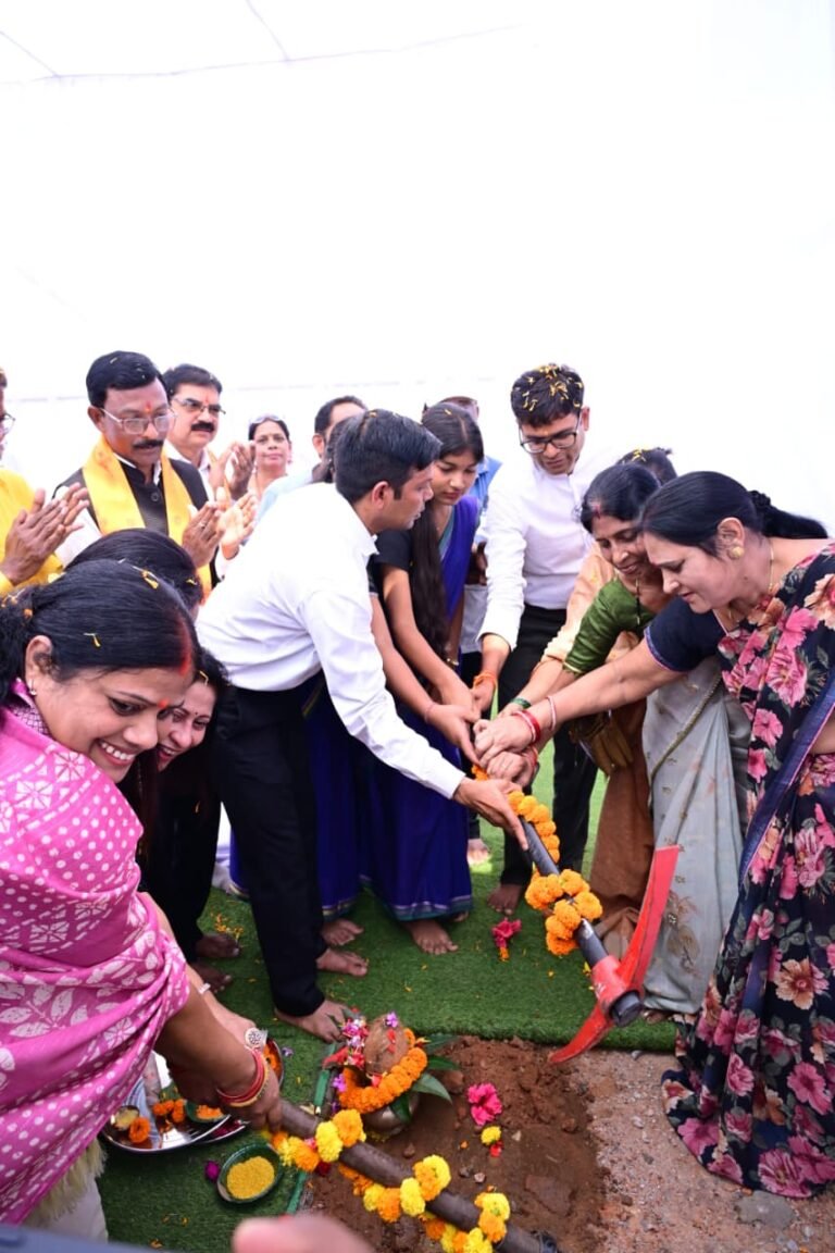 A new high school building will be constructed at a cost of Rs 75 lakh in Rambhantha, Raigarh. Finance Minister Shri O.P. Choudhary performed the ground breaking ceremony.