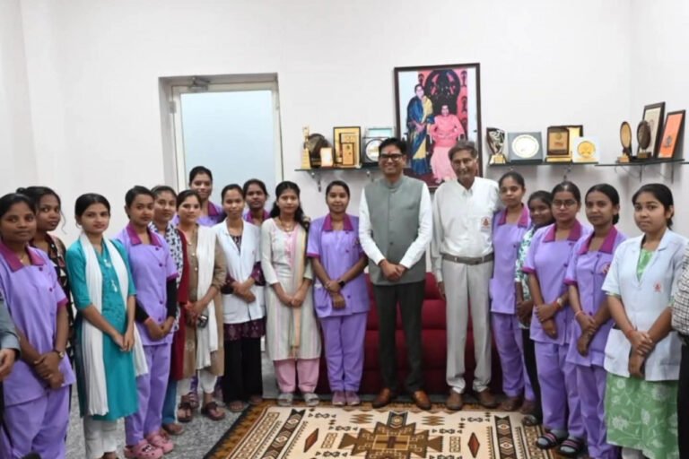  Finance Minister O.P. Choudhary met the daughters of Chhattisgarh serving at Sathya Sai Hospital.