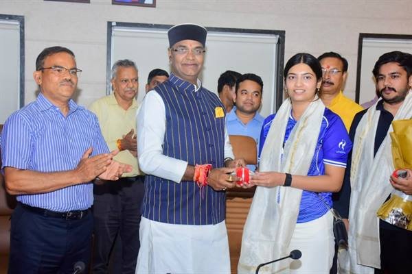 Asian Games medalist Ashi and Aishwarya meet Minister Shri Sarang, Kaha- 6-year-old sports talent