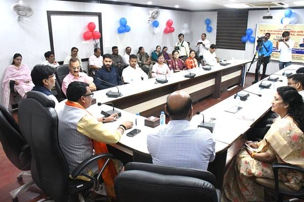 Officers should work with full commitment and sensitivity for the all-round development of Scheduled Castes: Minister Shri Chauhan