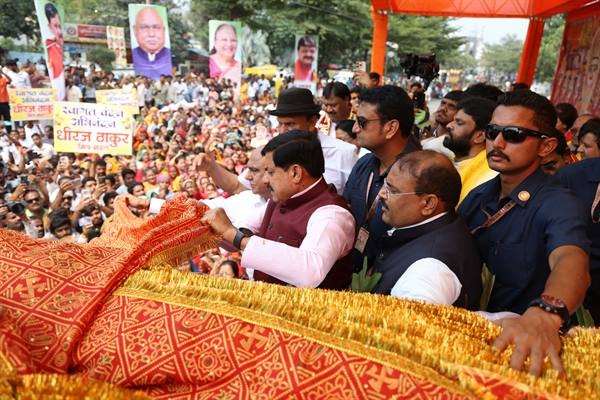 Chief Minister Dr. Yadav participated in the huge Chunari Yatra in Indore.