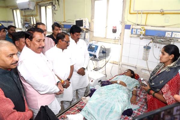 Minister Shri Kanshana and Minister Shri Shukla reached Gwalior hospital and enquired about the condition of the injured.